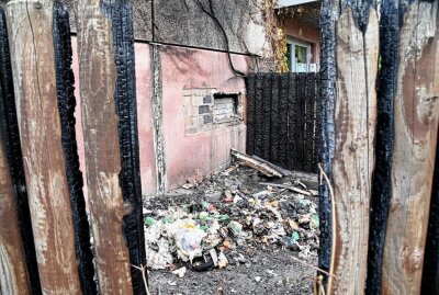 Brand in Leipzig beschädigt Grundschule und Kita - Durch das Feuer wurde die Fassade einer Grundschule beschädigt. Foto: Anke Brod