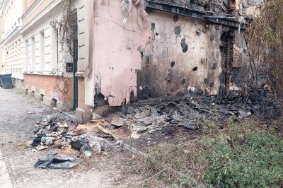 Am Sonntagabend geriet eine an einem Mehrfamilienhaus stehende Mülltonne in Brand und beschädigte die Hausfassade. Foto: Christian Grube 