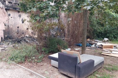 Am Sonntagabend geriet eine an einem Mehrfamilienhaus stehende Mülltonne in Brand und beschädigte die Hausfassade. Foto: Christian Grube 