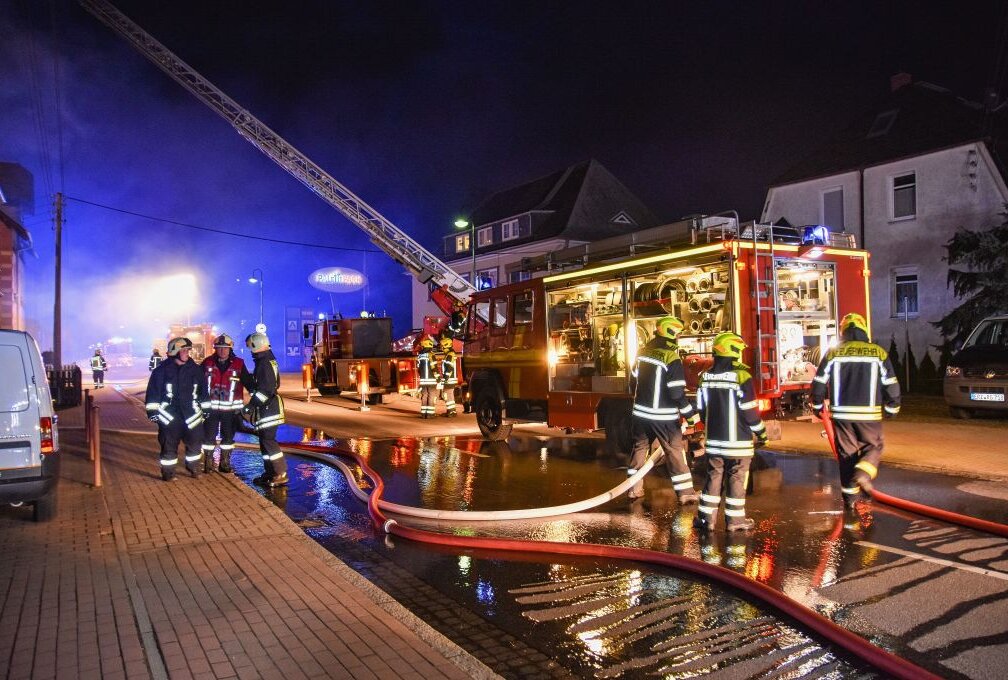 Brand in Lugau: Gartenlaube steht in Flammen - In Lugau kam es am Mittwochabend zu einem Brand einer Laube. Foto: B&S