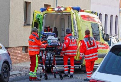 Brand in Meerane: Verletzte Person muss ins Krankenhaus - Eine verletzte Person wurde ins Krankenhaus gebracht. Foto: Andreas Kretschel