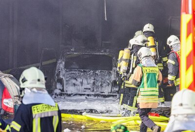 Brand in Meeraner Autowerkstatt: Mehrere PKW beschädigt - Am Mittwoch kam es in einer Autowerkstatt in Meerane zu einem Brand. Foto: Andreas Kretschel