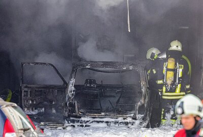 Brand in Meeraner Autowerkstatt: Mehrere PKW beschädigt - Am Mittwoch kam es in einer Autowerkstatt in Meerane zu einem Brand. Foto: Andreas Kretschel