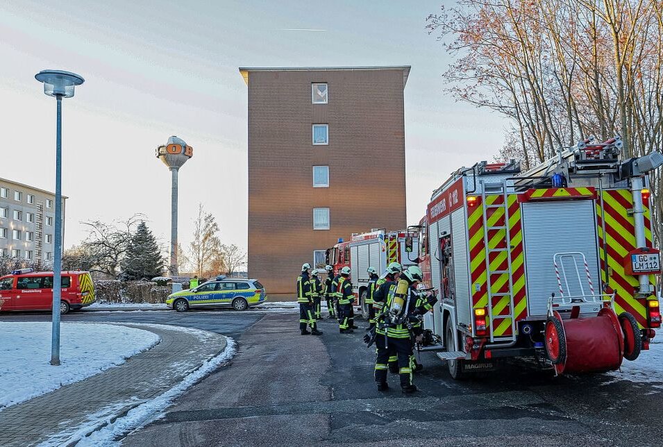 Brand in Meeraner Mehrfamilienhaus - Am 4.Advent wurde die Freiwillige Feuerwehr Meerane zu einem Einsatz am Westring gerufen. Foto: Andreas Kretschel