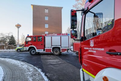 Brand in Meeraner Mehrfamilienhaus - Am 4.Advent wurde die Freiwillige Feuerwehr Meerane zu einem Einsatz am Westring gerufen. Foto: Andreas Kretschel