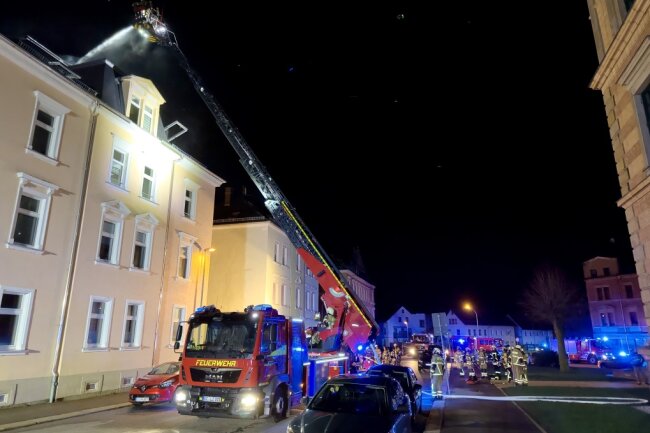 Brand in Mehrfamilienhaus: 13 Personen durch Feuerwehr gerettet - 