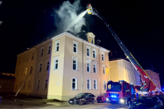 Brand in Mehrfamilienhaus: 13 Personen durch Feuerwehr gerettet - Ein Brand in einem Mehrfamilienhaus in Limbach-Oberfrohna sorgte für einen Großeinsatz der Feuerwehr und Rettungsdienste.