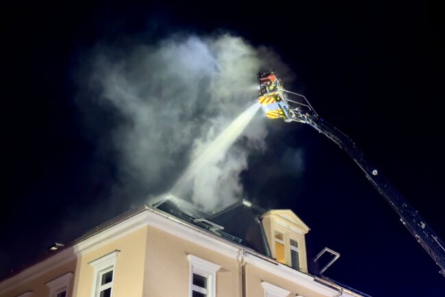 Brand in Mehrfamilienhaus: 13 Personen durch Feuerwehr gerettet - Ein Brand in einem Mehrfamilienhaus in Limbach-Oberfrohna sorgte für einen Großeinsatz der Feuerwehr und Rettungsdienste.