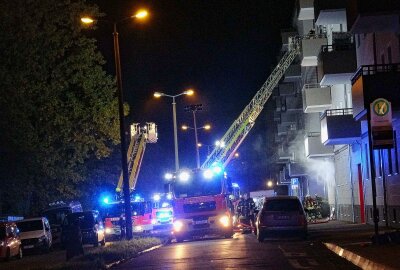 Brand in Mehrfamilienhaus: 17 Personen mit Verdacht auf Rauchgasvergiftung im Krankenhaus - Am Freitag wurde die Feuerwehr Leipzig in die Saalfelderstrasse 41 alarmiert. Foto: xcitepress/XCitePress