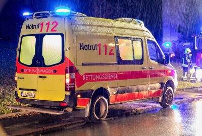 Brand in Mehrfamilienhaus im Erzgebirge: Zwei verletzte Personen - Zwei Verletzte bei Zimmerbrand in Stollberg - Rauchmelder verhindert Schlimmeres. Foto: André März