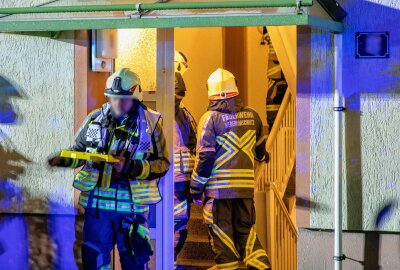 Brand in Mehrfamilienhaus im Erzgebirge: Zwei verletzte Personen - Zwei Verletzte bei Zimmerbrand in Stollberg - Rauchmelder verhindert Schlimmeres. Foto: André März