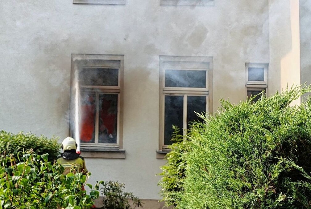 Brand in Mehrfamilienhaus: Mehrere Personen schwer verletzt - Am späten Nachmittag kam in Dresden zu einem Wohnungsbrand, bei dem mehrere Personen verletzt wurden. Foto: Roland Halkasch