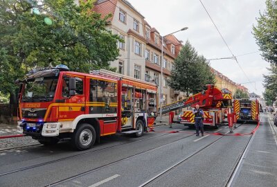 Brand in Mehrfamilienhaus: Mehrere Personen schwer verletzt - Am späten Nachmittag kam in Dresden zu einem Wohnungsbrand, bei dem mehrere Personen verletzt wurden. Foto: Roland Halkasch