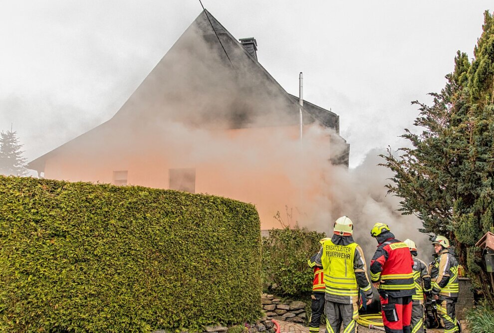 Brand in Niederwürschnitz: Eine Person verletzt - Dichter Rauch im gesamten Haus: Feuerwehr kämpft mit schwerem Atemschutz. Foto: Andre März