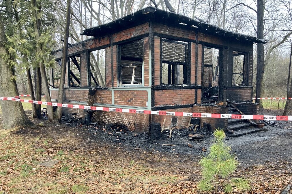 Brand in Parthenstein: Warum treiben Feuerteufel immer wieder hier ihr Unwesen? - So sehen die abgebrannten Gebäude nach dem Löscheinsatz aus.