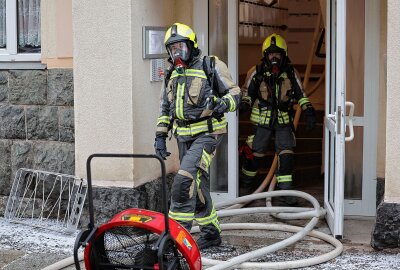 Brand in Pflegeeinrichtung: Eine Person verletzt - Am Freitagmorgen ist in Hohenstein-Ernstthal in einem Pflegeheim ein Feuer ausgebrochen. Foto: Andreas Kretschel