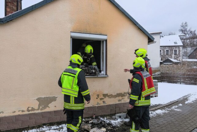 Brand in Pöhlaer Bungalow führt zu Feuerwehrgroßeinsatz - Die Feuerwehren waren mit 33 Einsatzkräften im Einsatz. Foto: Niko Mutschmann