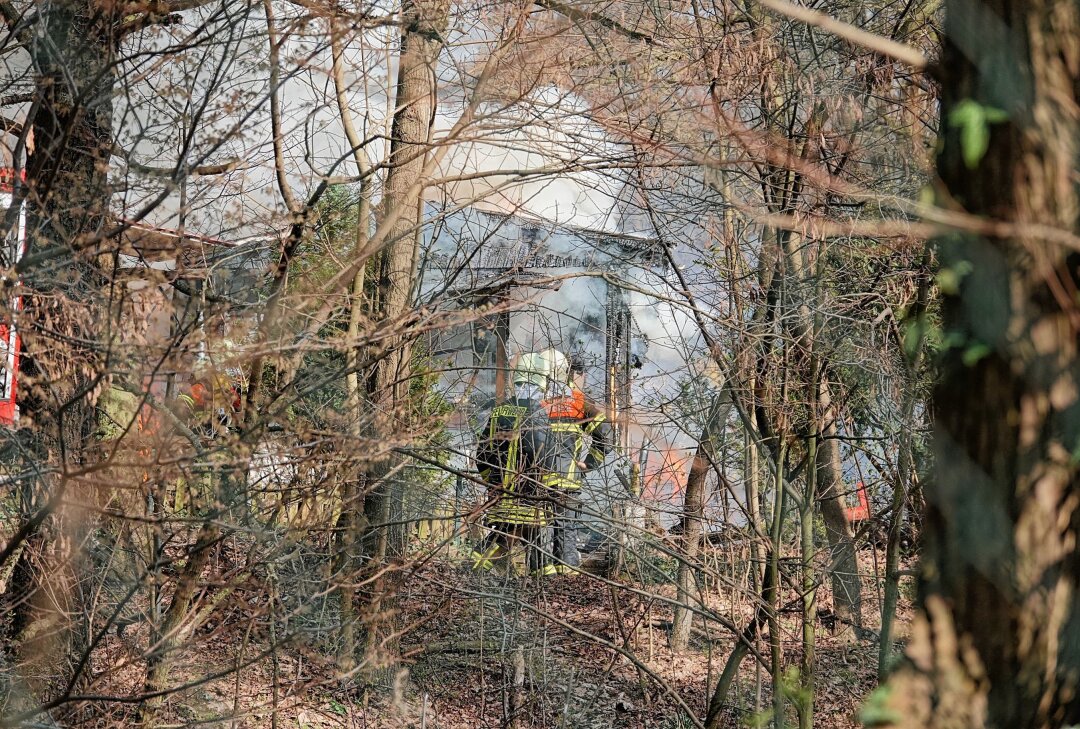 Brand in Radebeul: Bungalow in Flammen - Brand in Radebeul: Bungalow am Augustusweg vollständig niedergebrannt. Foto: Roland Halkasch