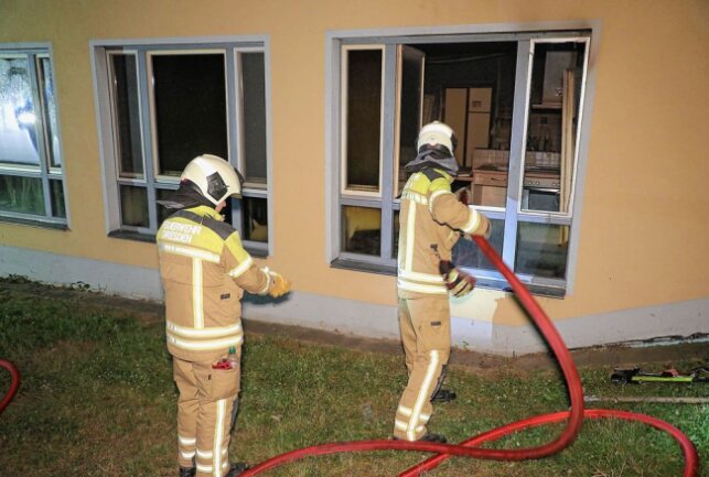 Brand in Schule: Küche steht in Flammen - Am Dienstagabend kam es in Dresden zu einem Brand in einer Schule. Foto: Roland Halkasch