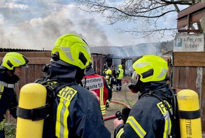 Brand in Schwarzenberg: Ermittlungen zur Ursache wurden aufgenommen - Der Brand eines Garagenkomplex in Schwarzenberg verursachte heute eine meterhohe Rauchsäule. Foto: Daniel Unger