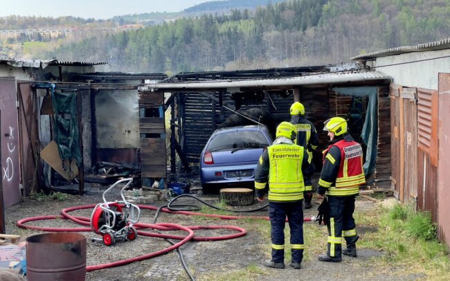 Der Brand eines Garagenkomplex in Schwarzenberg verursachte heute eine meterhohe Rauchsäule. Foto: Daniel Unger