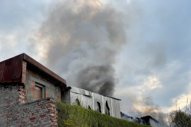 Der Brand eines Garagenkomplex in Schwarzenberg verursachte heute eine meterhohe Rauchsäule. Foto: Daniel Unger