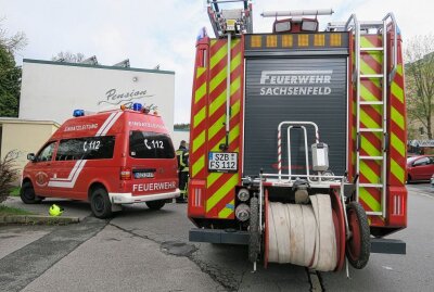 Brand in Schwarzenberger Großküche: Fünf Personen von Notarzt behandelt - Im Einsatz waren zirka 40 Einsatzkräfte der Feuerwehren dazu noch Polizei, Rettungsdienst mit Notarzt. Foto: Niko Mutschmann