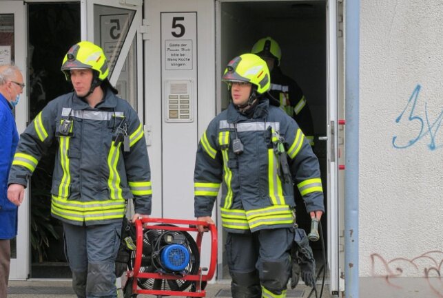 Im Einsatz waren zirka 40 Einsatzkräfte der Feuerwehren dazu noch Polizei, Rettungsdienst mit Notarzt. Foto: Niko Mutschmann