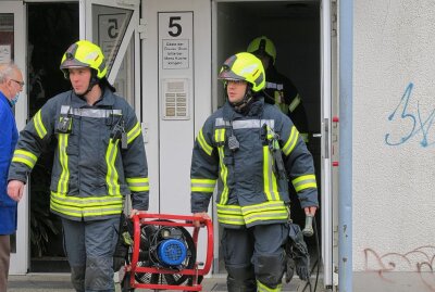 Brand in Schwarzenberger Großküche: Fünf Personen von Notarzt behandelt - Im Einsatz waren zirka 40 Einsatzkräfte der Feuerwehren dazu noch Polizei, Rettungsdienst mit Notarzt. Foto: Niko Mutschmann
