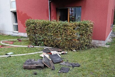 Brand in Seniorenwohnanlage: Drei Verletzte - Verheerender Brand: Die betroffene Wohnung in Coswig ist unbewohnbar. Foto: Roland Halkasch