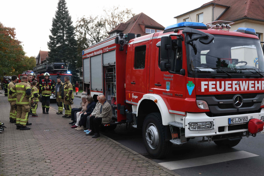 Brand in Seniorenwohnanlage: Drei Verletzte - Einsatzbereitschaft: Feuerwehr Coswig, Radebeul und Weinböhla im Großeinsatz. Foto: Roland Halkasch