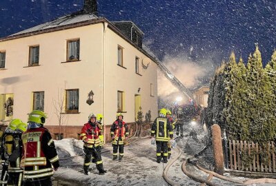 Brand in Sosa: Dachgeschosswohnung steht in Flammen - Dachgeschossbrand in Sosa. Foto: Niko Mutschmann