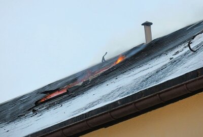 Brand in Sosa: Dachgeschosswohnung steht in Flammen - Dachgeschossbrand in Sosa. Foto: Niko Mutschmann