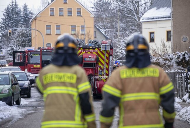 Brand in Stollberger Wohnung löst Großeinsatz aus - Rauchentwicklung auf der Zwickauer Straße in Stollberg. Foto: Bernd März