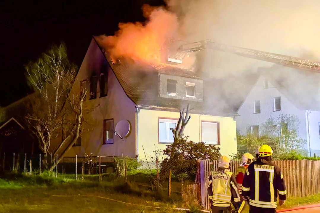 Brand in Wohnhaus: Zwei Menschen mussten ins Krankenhaus - Großeinsatz der Feuerwehr: Löscharbeiten in Alberodaer Straße.