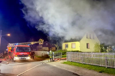 Brand in Wohnhaus: Zwei Menschen mussten ins Krankenhaus - Großeinsatz der Feuerwehr: Löscharbeiten in Alberodaer Straße.