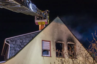 Brand in Wohnhaus: Zwei Menschen mussten ins Krankenhaus - Brand in Zweifamilienhaus: Zwei Bewohner mit Rauchgasvergiftung.