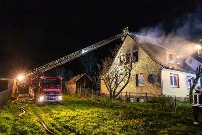 Brand in Wohnhaus: Zwei Menschen mussten ins Krankenhaus - Feuerwehreinsatz in Alberoda: Bewohner wegen Rauchgasvergiftung im Krankenhaus.