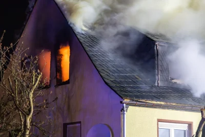 Brand in Wohnhaus: Zwei Menschen mussten ins Krankenhaus - Feuerwehreinsatz in Alberoda: Bewohner wegen Rauchgasvergiftung im Krankenhaus.