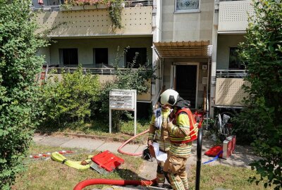 Brand in Wohnung: Drei Personen mit Rauchgasvergiftungen im Krankenhaus - Am Samstag kam es gegen 11.30 Uhr am Wölfnitzer Ring in Dresden zu einem Wohnungsbrand. Foto: Roland Halkasch