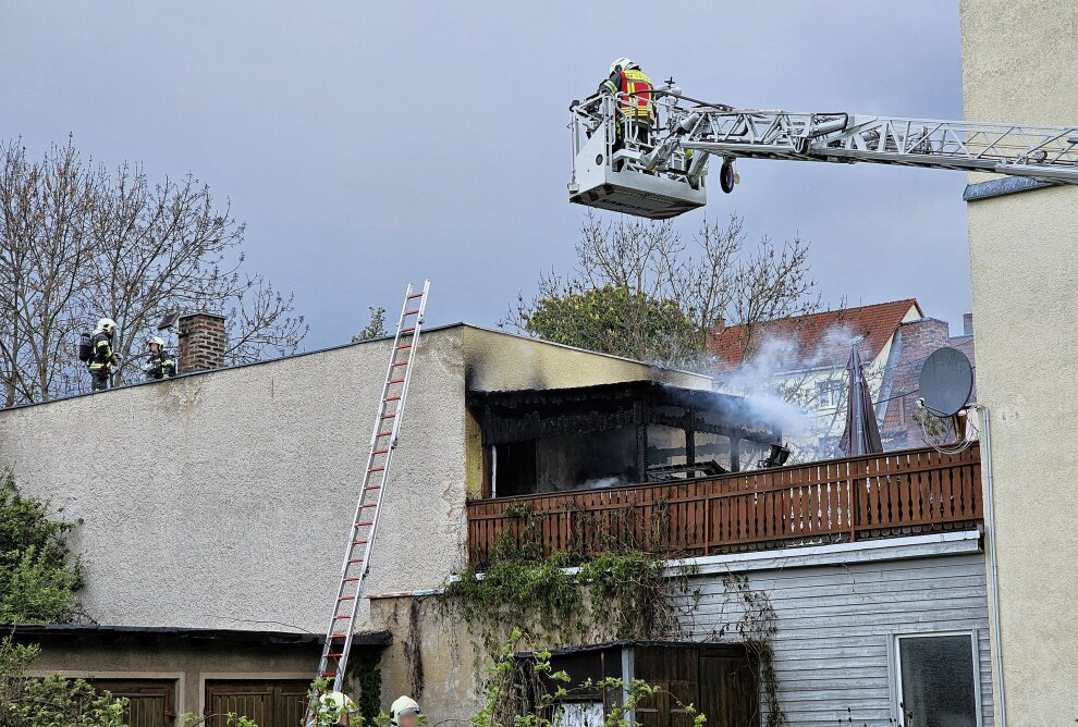 Brand in Zwickau: Spezialisten ermittelt vor Ort - Eine Dachterrasse steht vollständig in Brand. Foto: Mike Müller