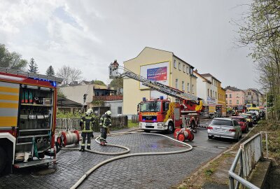 Brand in Zwickau: Wintergarten wird vollständig zerstört - Eine Dachterrasse steht vollständig in Brand. Foto: Mike Müller