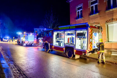 Brand mit Todesfolge: Feuerwehr rettet fünf Personen aus brennendem Haus in Eibenstock - In Eibenstock kam es in der Nacht zu Mittwoch zu einem Brand mit Todesfolge.