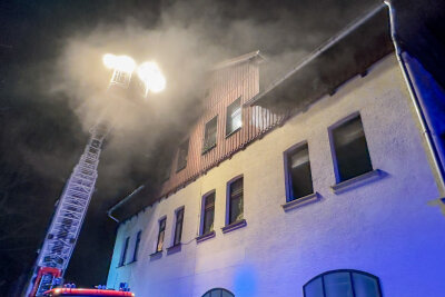 Brand mit Todesfolge: Feuerwehr rettet fünf Personen aus brennendem Haus in Eibenstock - In Eibenstock kam es in der Nacht zu Mittwoch zu einem Brand mit Todesfolge.
