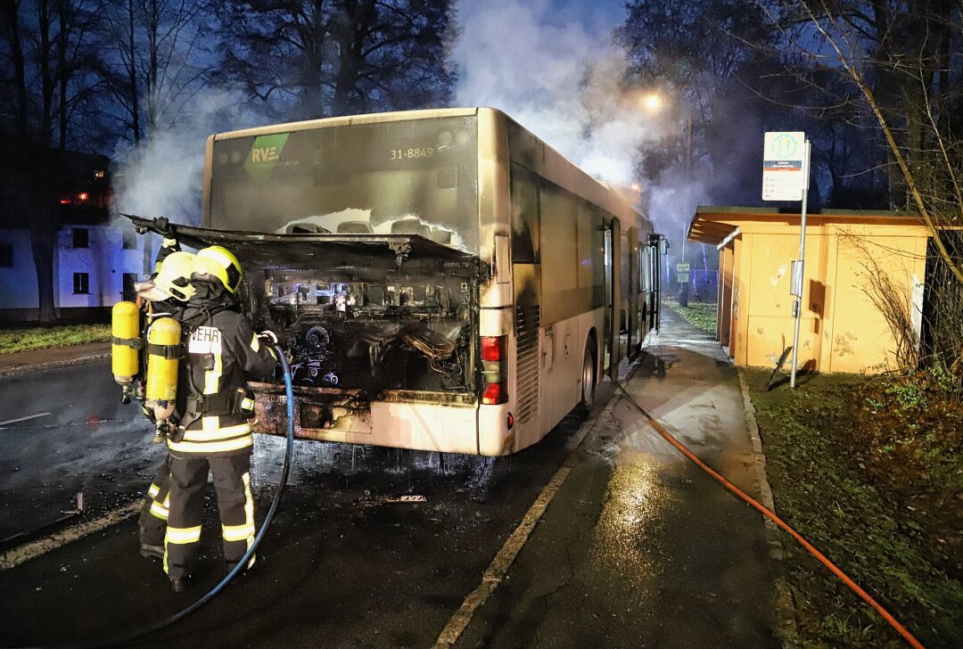 Brandalarm: Bus auf B169 in Flammen - Sofortige Evakuierung rettet Insassen - In Lößnitz kam es auf der B169 zu einem Busbrand. Foto: Niko Mutschmann