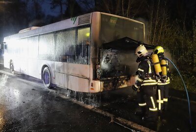 Brandalarm: Bus auf B169 in Flammen - Sofortige Evakuierung rettet Insassen - In Lößnitz kam es auf der B169 zu einem Busbrand. Foto: Niko Mutschmann