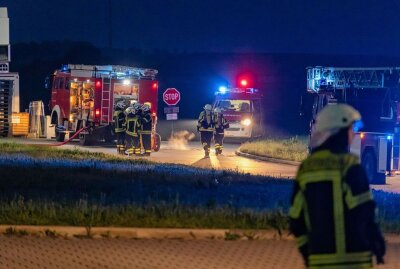 Brandausbruch in Oelsnitzer Maschinenbauunternehmen - Die Feuerwehr war mit verstärktem Einsazt vorort- Foto: Amdré März