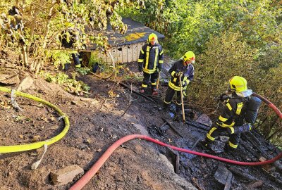 Brandeinsatz im Erzgebirge: Bahnstrecke gesperrt - Brandeinsatz in Annaberg-Buchholz . Fotograf: Feuerwehr Buchholz
