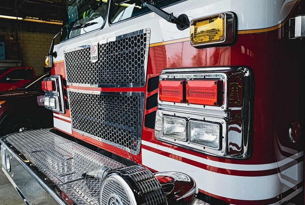 Brandgeruch während der Fahrt: Stichflamme schoss aus Motorraum - Feuerwehr im Einsatz. Symbolbild. Foto: Pixabay