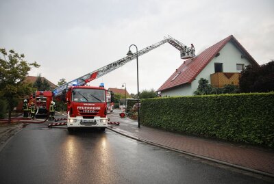 Brandis: Dach brennt nach Blitzeinschlag - In Brandis ist ein Blitz in ein Haus eingeschlagen. Foto: Christian Grube